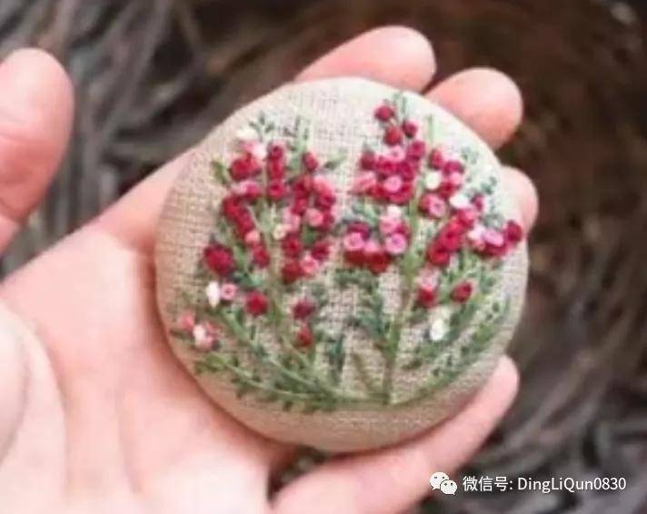 手绣|「刺绣作品」50款时尚的手绣布料纽扣，也许用的到！