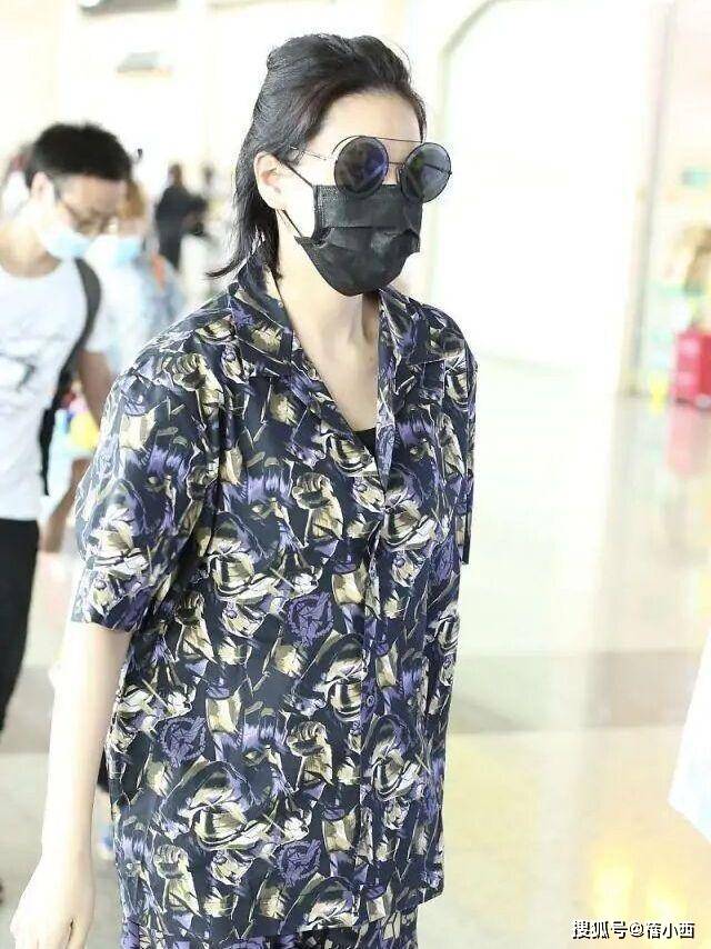 套装|张馨予又“夸张”了，穿大妈款印花睡衣走机场，佛系穿搭只服她