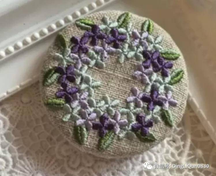 手绣|「刺绣作品」50款时尚的手绣布料纽扣，也许用的到！