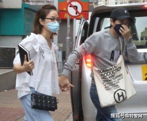 张家辉关咏荷恩爱现身,十指相扣低调炸街