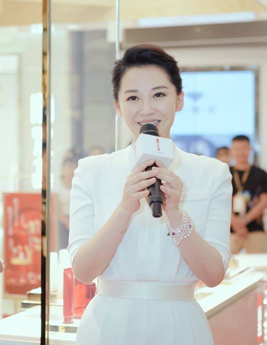 杨钰莹|当48岁杨钰莹撞上50岁许晴，才发现女人的美真的与年龄无关