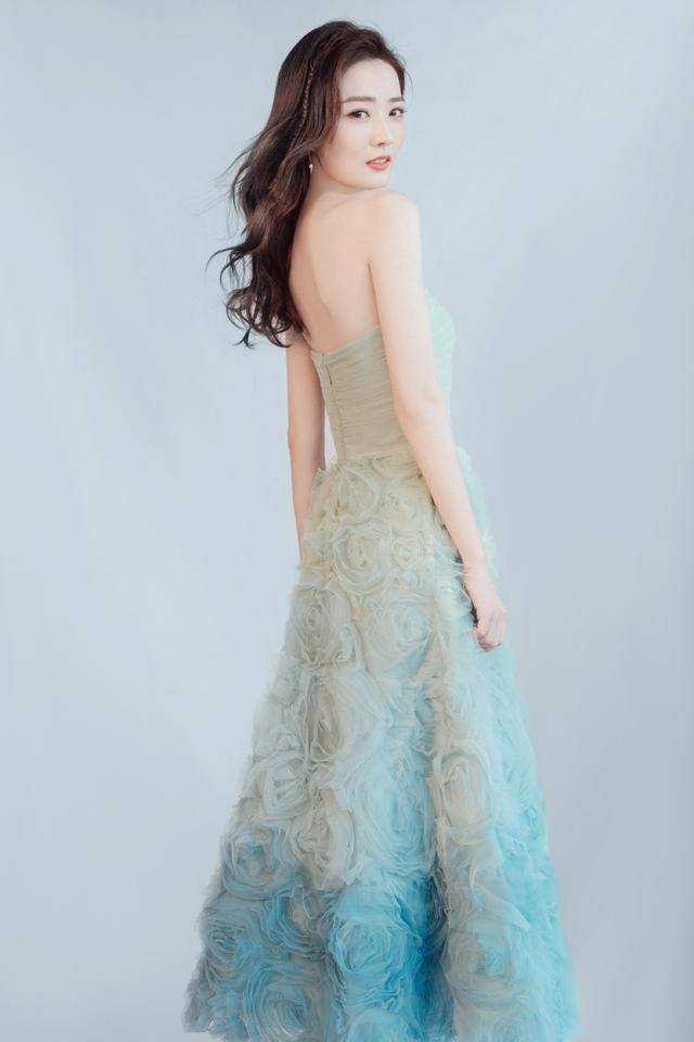 粉色|徐璐分手后愈发精致了，穿淡粉色轻纱裙似仙女下凡，美到让人心动