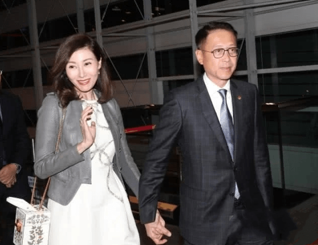 据悉,李嘉欣与许晋亨是在2009年正式完婚的,婚后两年,李嘉欣于2011年