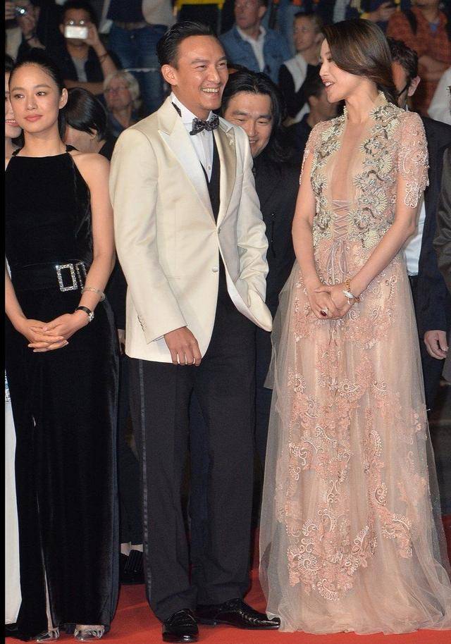 舒淇|舒淇和姜文老婆同台斗艳，穿粉裙身材饱满迷人，衬得周韵太单薄