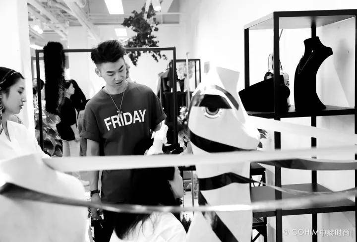 朋友|陈列设计师培训体验中赫时尚-坐在银行柜台前的，那根本不是我