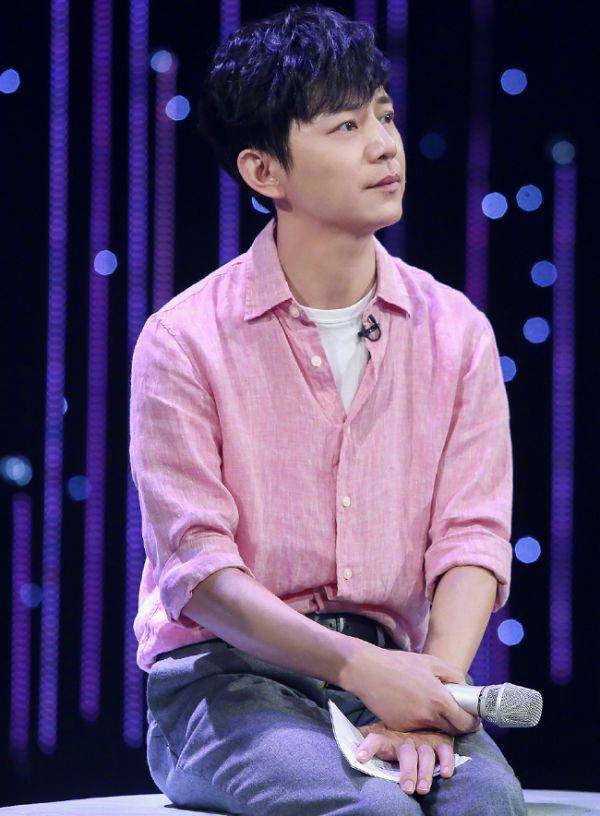 离开|还相信何炅是“不老男神”?看他离开精修后的样子,不过就是位土大爷