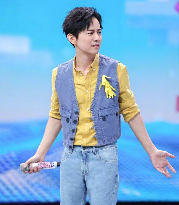 离开|还相信何炅是“不老男神”?看他离开精修后的样子,不过就是位土大爷