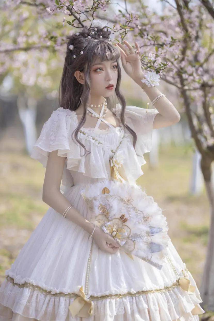 top|lo圈迷惑行为大赏，公车上蹦迪、冲上b站掉粉榜top的土味名媛一个比一个虎！