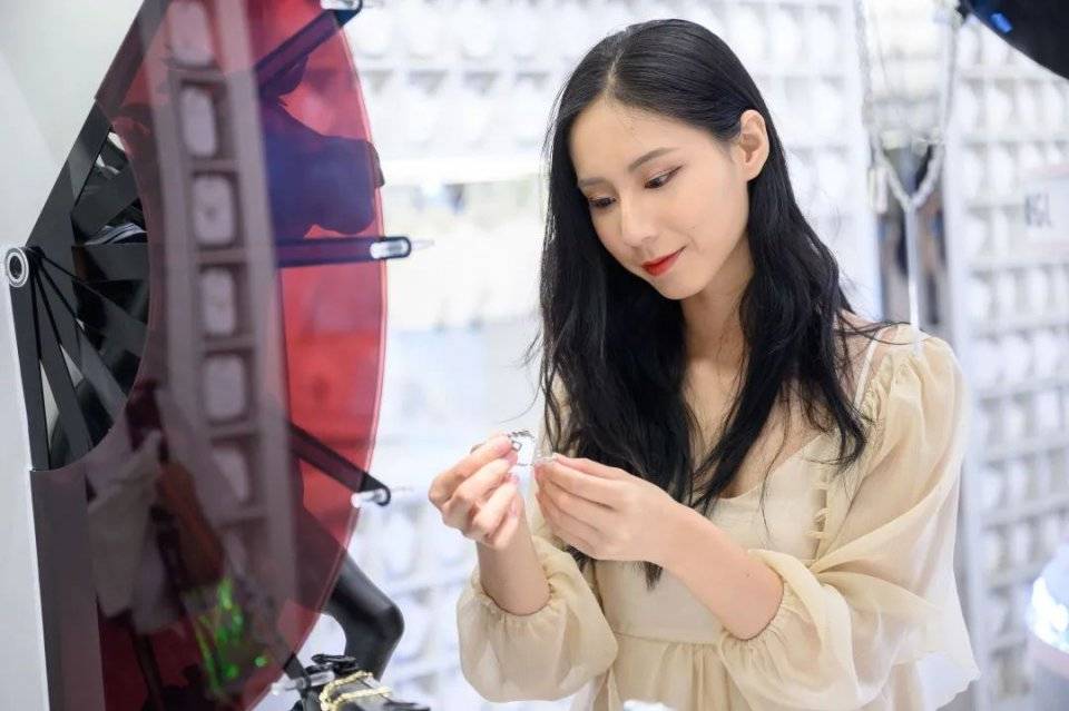 连明星|ZEGL线下体验店！超20000+配饰任挑任试，百元内轻松Get！