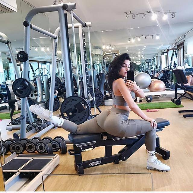 身材|罗太太乔治娜不仅炫富还爱秀身材，大长腿放洗手台上真撩人