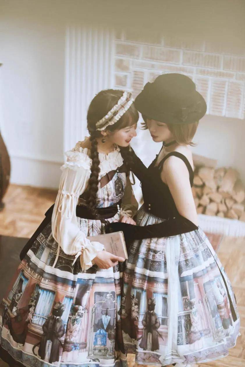 top|lo圈迷惑行为大赏，公车上蹦迪、冲上b站掉粉榜top的土味名媛一个比一个虎！