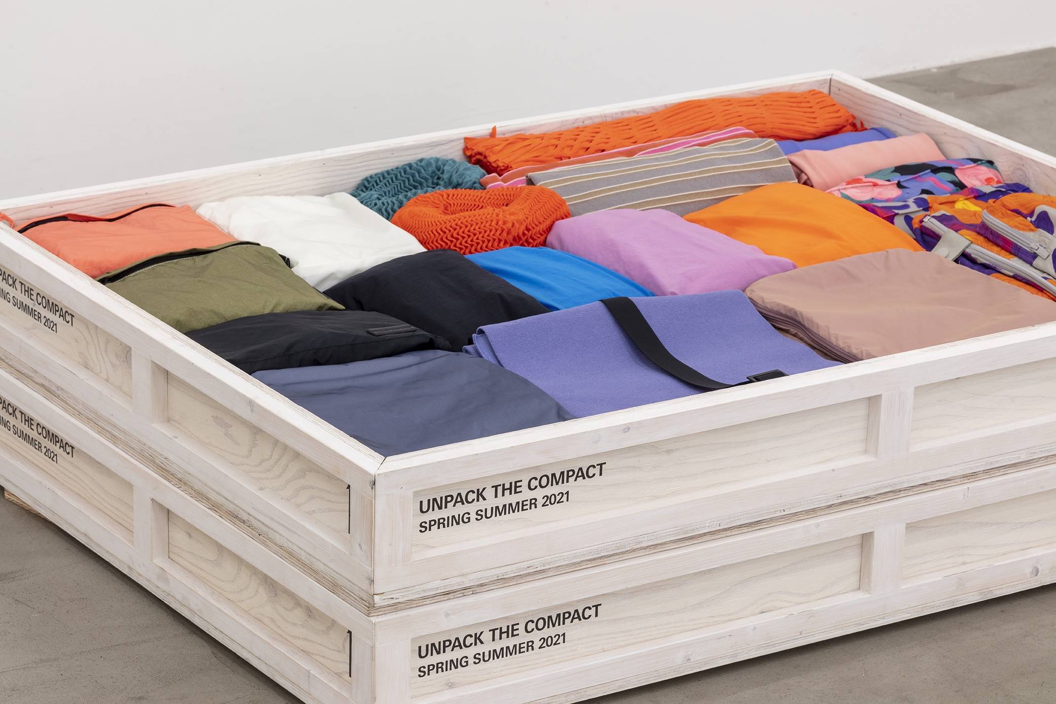 画廊|ISSEY MIYAKE 2021春夏系列 折叠画廊中的艺术色彩