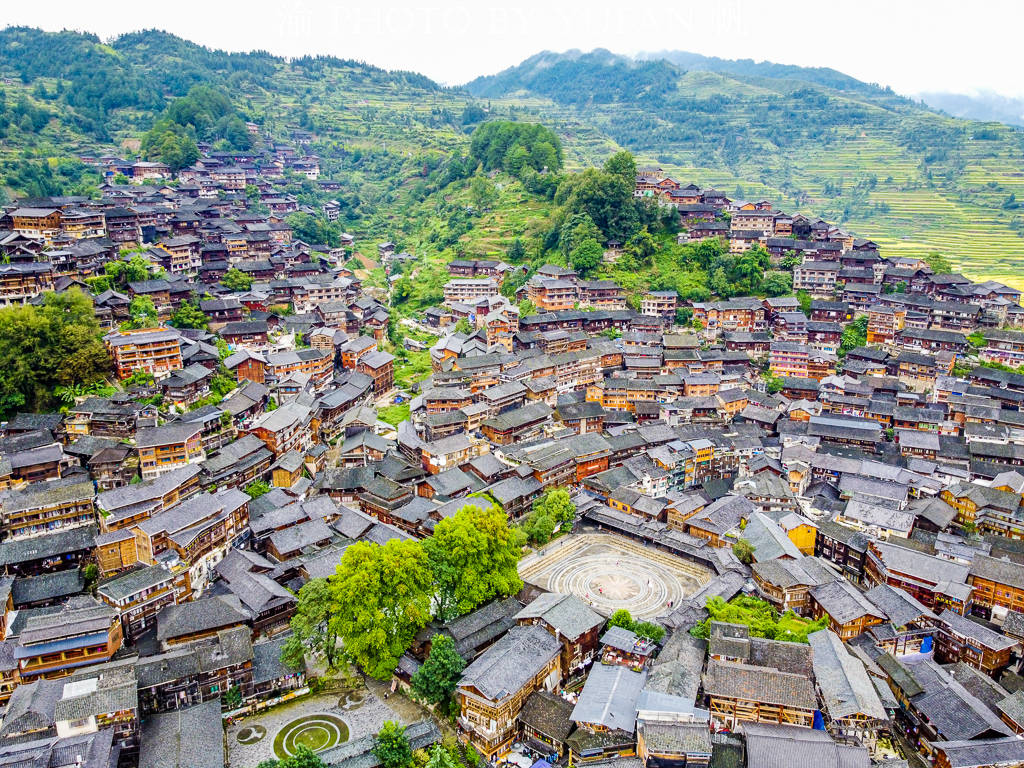 旅途中遇上下雨怎么办？这份雨中游苗寨的攻略请收好，超级实用