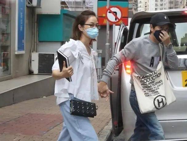 调整|原创55岁张家辉近况，身体暴瘦老态尽显，过街需要妻子搀扶