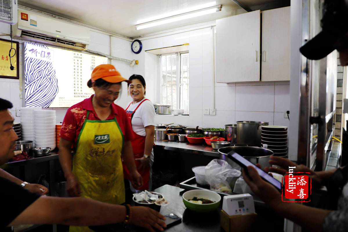 去镇江吃了这四家最有代表性的网红面馆，基本也就成了镇江锅盖面的全科生