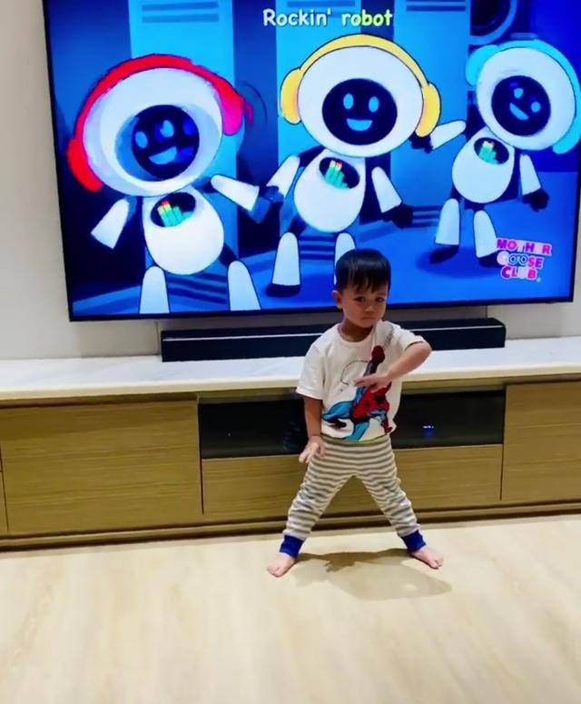 儿子|原创胡杏儿老公晒儿子跳舞，Brendan跳得一脸认真，萌态十足