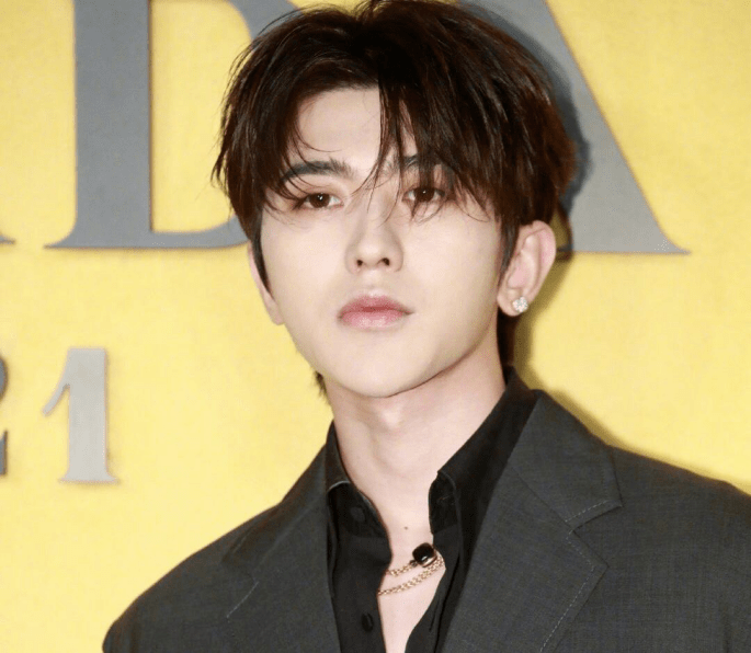 鼻子|原创?蔡徐坤再现“芒果脸”，鼻子下巴歪斜明显，粉丝辟谣:是天生的