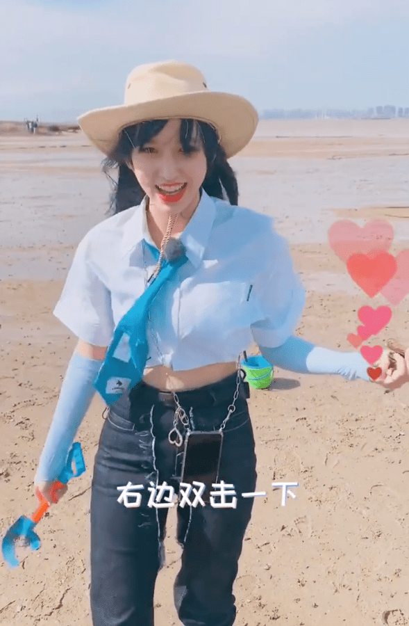 程潇海边赶海,风太大担心刘海被吹起,看到她的救场方式,堪比教科书!
