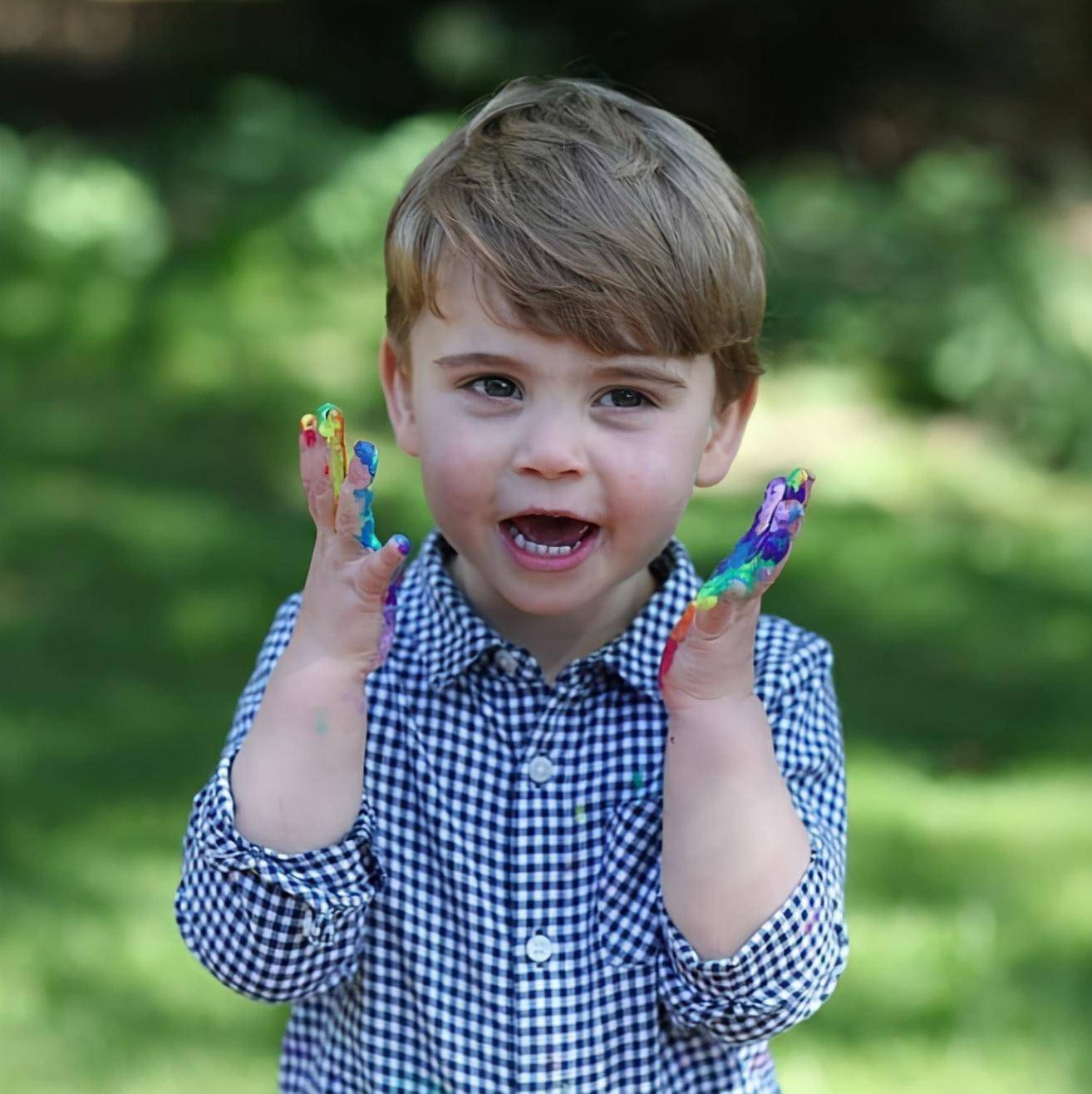 路易|路易穿86元新衣！长袖T恤内搭小翻领，一身高街打扮藏不住贵气