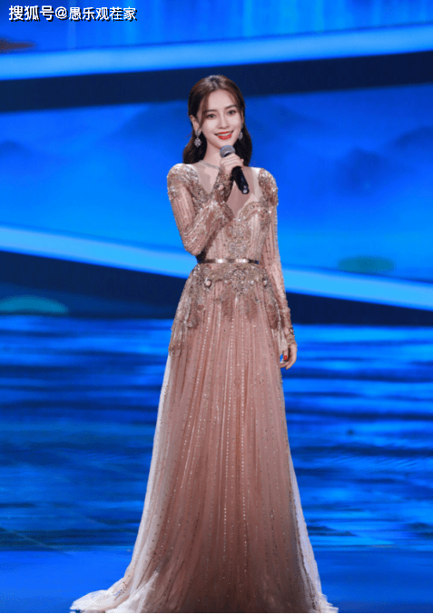 网友|原创杨颖与众贵妇合影被“镶边”，正面刚颜值气质，网友居然说她输了