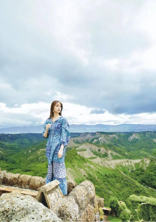 旅行照片怎么拍,跟着新木优子把姿势学起来,景美人美照片美