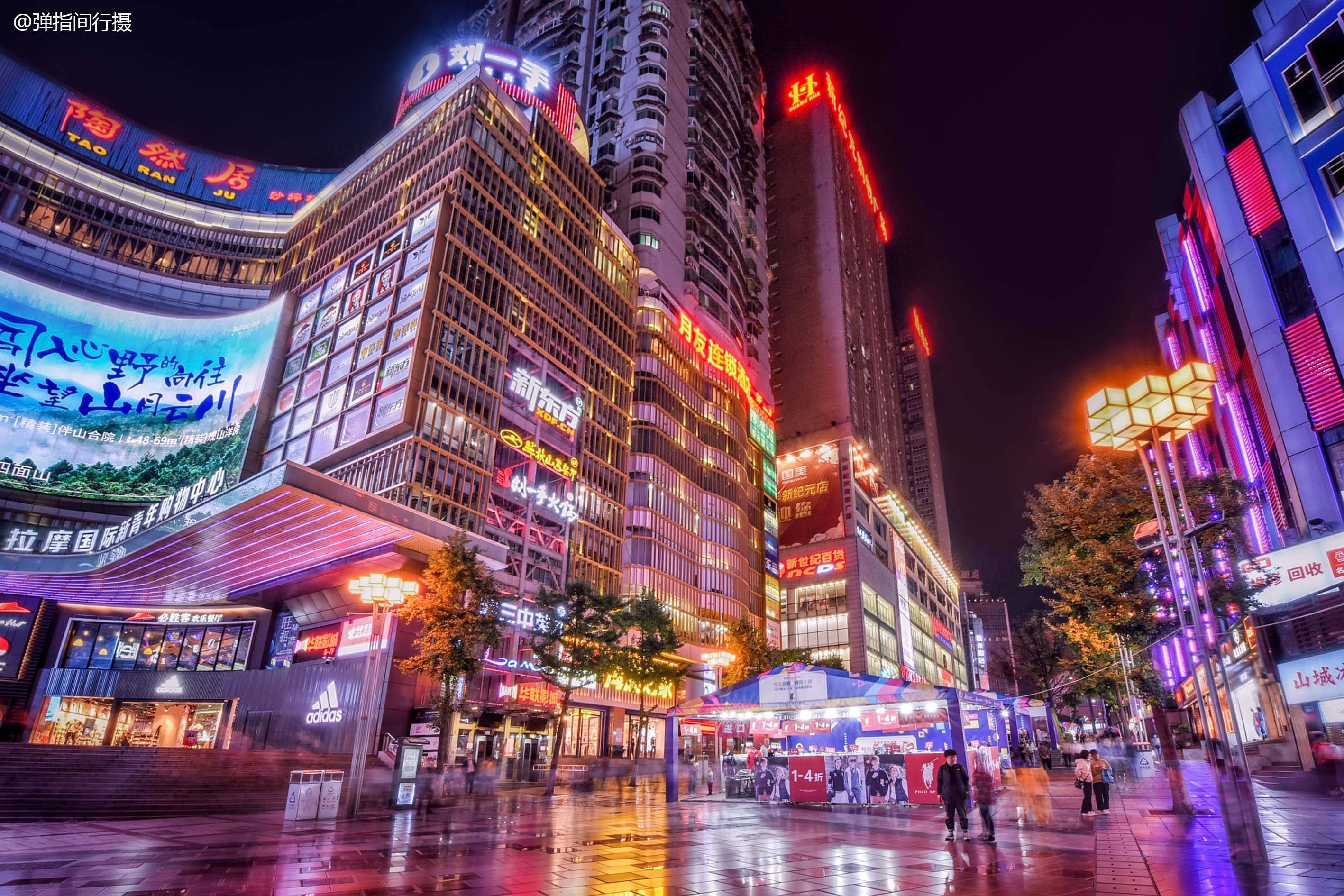 重庆最大的城市广场夜生活精彩纷呈市民和游客皆爱的打卡地