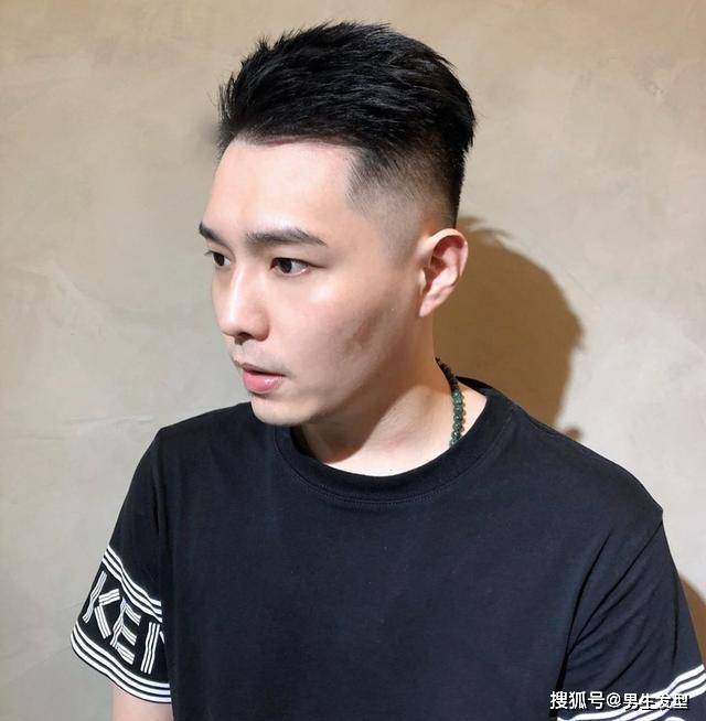 发型|男生“侧背”发型潮流个性，比传统大背头帅多了，剪完清爽不油腻