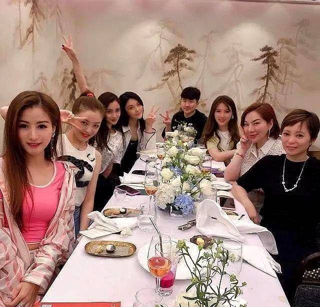原创baby努力混进上海富婆圈,合影只能靠边站,还要帮忙跑腿?