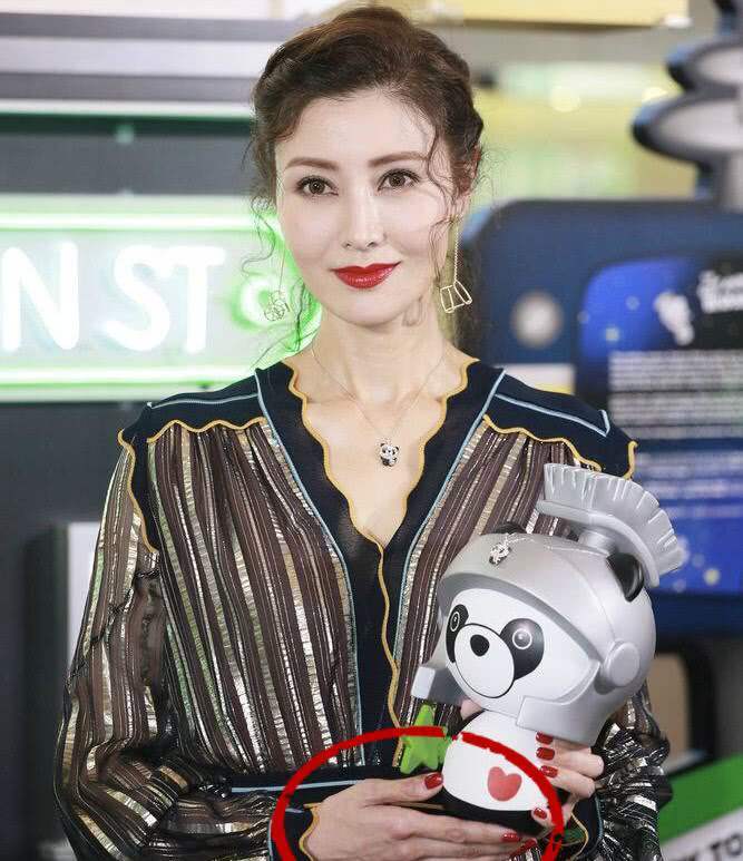 49岁黎姿近照粉衣扮少女,手却暴露年纪