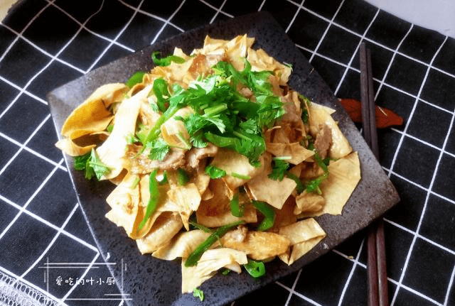 豆皮怎么炒比较干 04b15e0f4f984b8da1e4ba006ff8d016.png