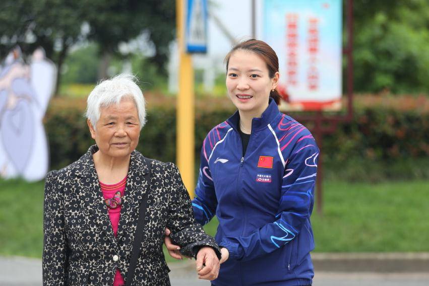 原创羽毛球女神黄雅琼近况:夺苏曼迪杯后,成故乡的形象大使