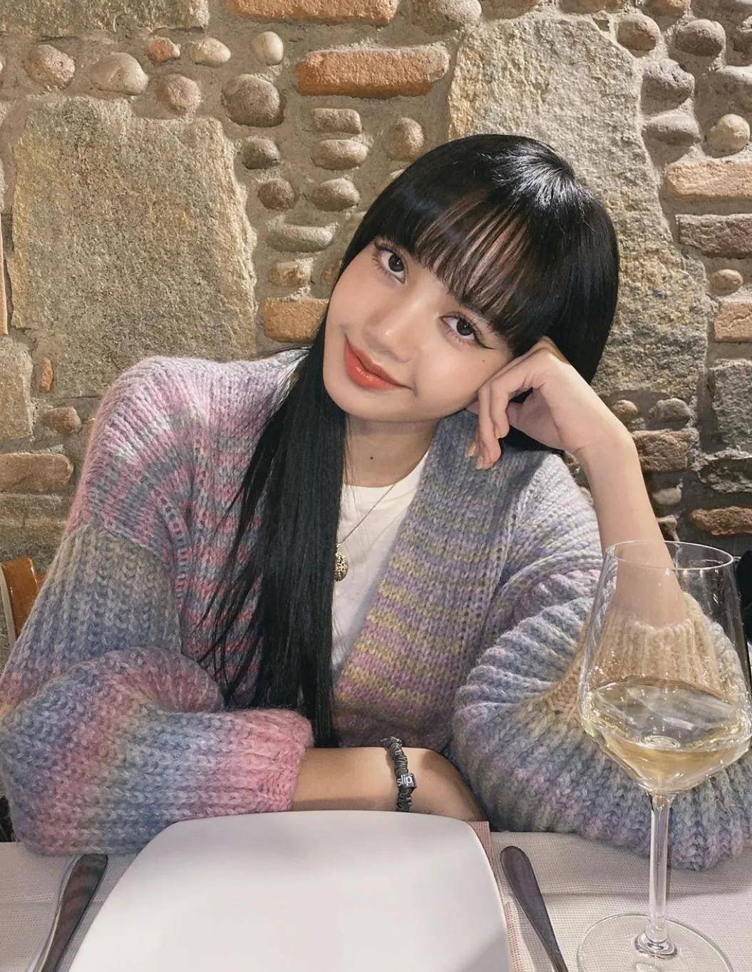 款式|网红明星针织衫穿搭，正确开启秋天模式！