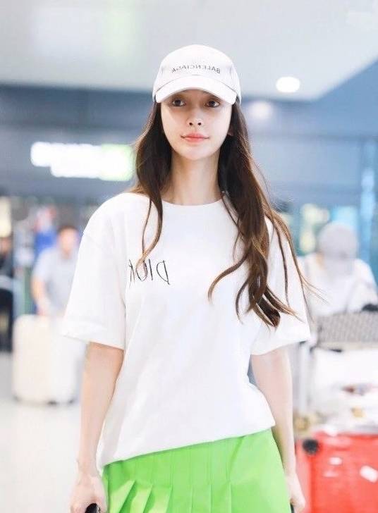 女王|怪不得杨颖成不了带货女王，看她穿的“原谅裙”，一般人不敢驾驭