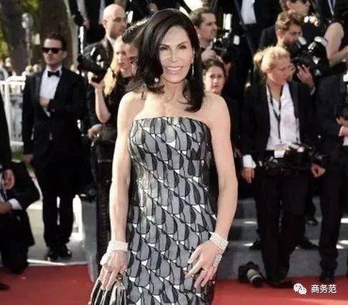 Mouna|全世界最阔绰太太:买别墅放1万件高定、10亿珠宝…