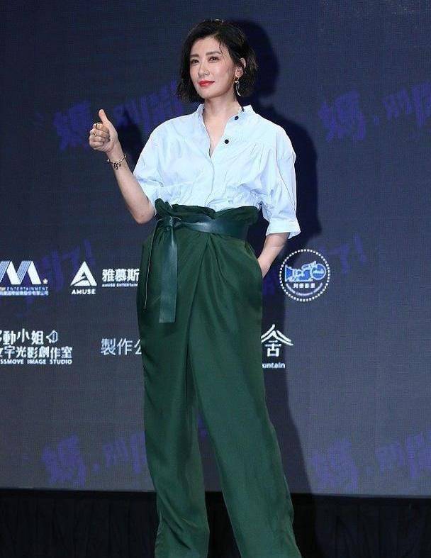 贵妇|贾静雯戴上亿珠宝现身，贵妇气质好迷人，46岁还是怎么穿都好看