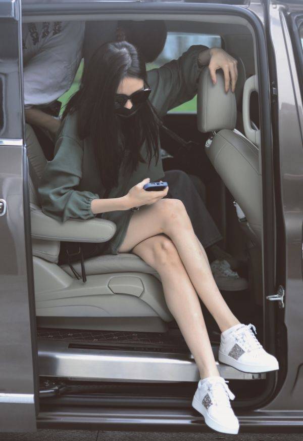 网络|张艺凡“下车照”疯传网络,看她离开精修后的腿,能叫人看自闭