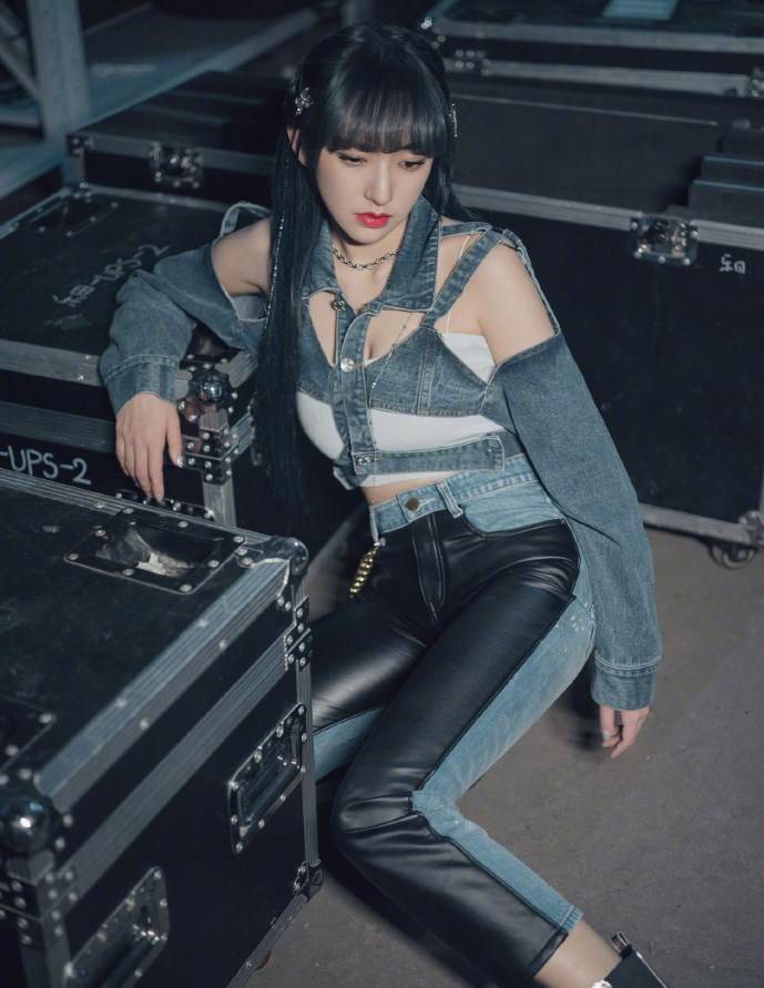 上衣|越破越时髦？程潇上衣只靠几块布撑着，配紧身内搭，好身材挡不住