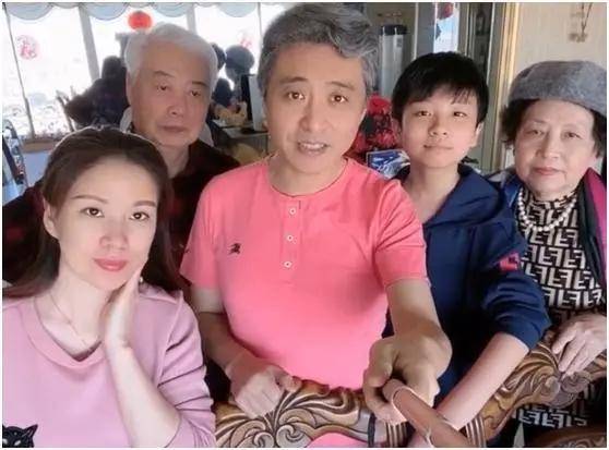 原创演员周炜白发苍苍,妻子气质好魅力十足,儿子年纪小口才却了得