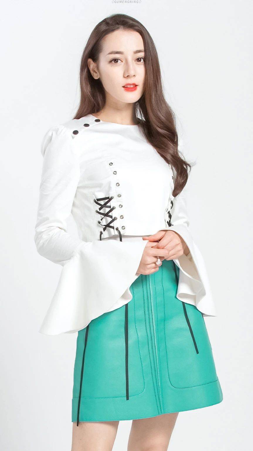 爱丽丝|迪丽热巴壁纸：清淡之中自有一种高雅的气质，颇具民国女子的风韵