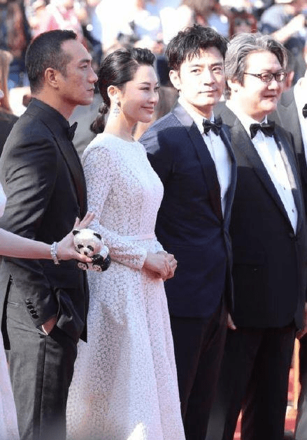 照片|50岁许晴亮相戛纳，未修图暴露真实颜值，与平时的照片判若两人