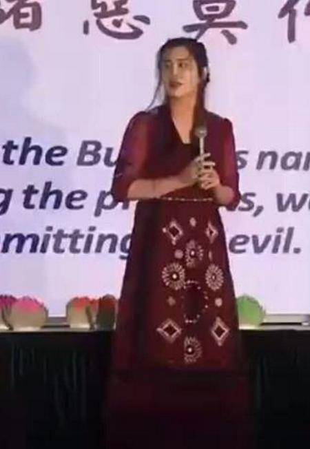 大妈|王祖贤近照公开，肚子突出双手壮实，大妈身材却有少女脸