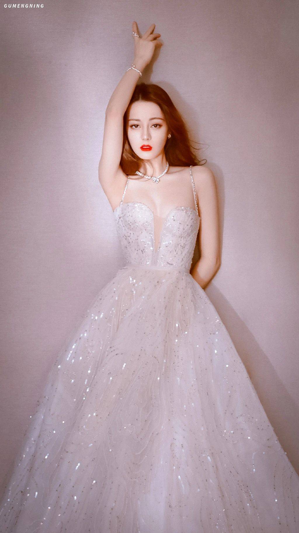 爱丽丝|迪丽热巴壁纸：清淡之中自有一种高雅的气质，颇具民国女子的风韵