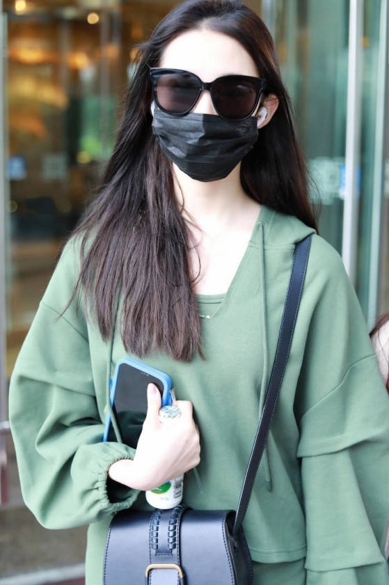 网络|张艺凡“下车照”疯传网络,看她离开精修后的腿,能叫人看自闭