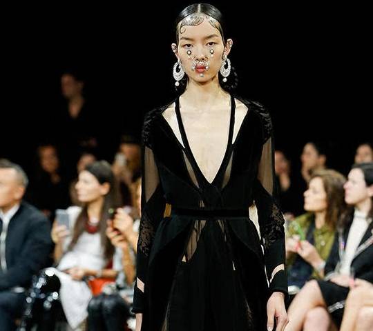 效果|戴在脸上的珠宝，有整容效果？网友：时尚是越来越看不懂了！