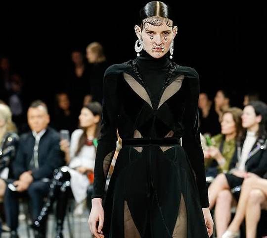 效果|戴在脸上的珠宝，有整容效果？网友：时尚是越来越看不懂了！