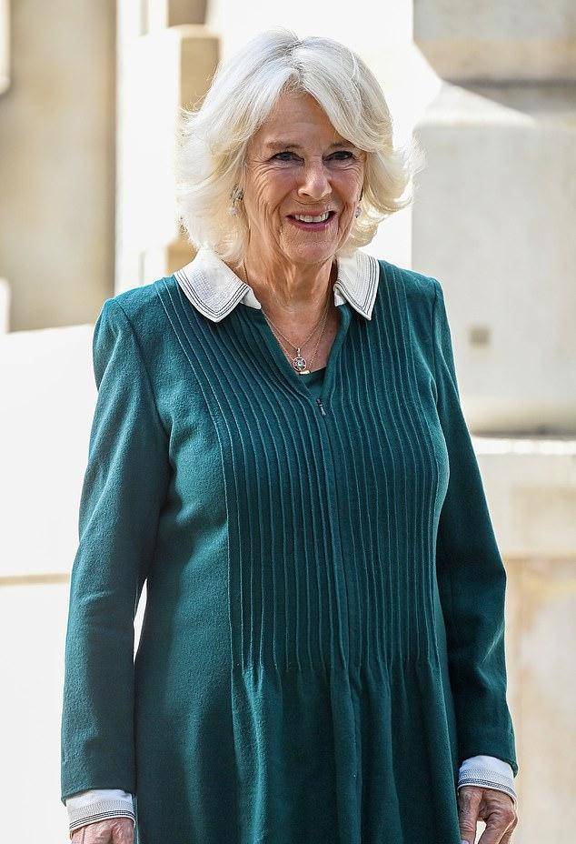 卡米拉|卡米拉真风光！一身翡翠绿抢了儿媳凯特风头，拎香奈儿包有王后范