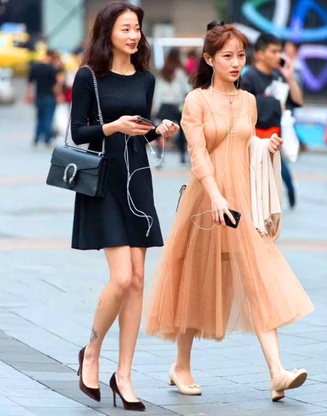 现在女生穿高跟鞋越来越少,穿运动鞋越来越多,为什么?