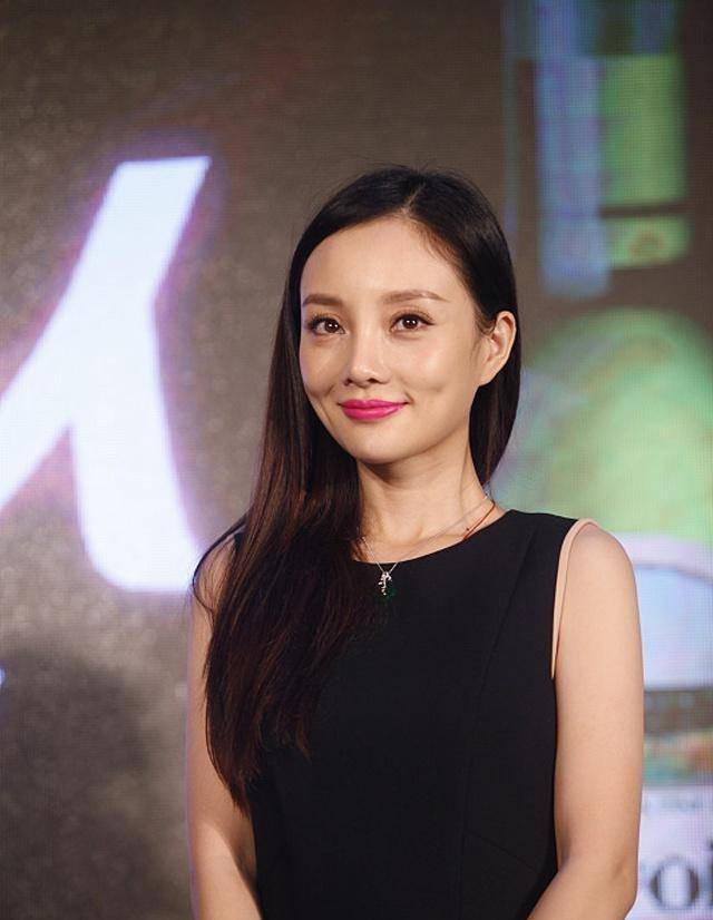 原创当李小璐跳伞"直播间"并一直面对相机卖萌,大笑僵硬,变化很大