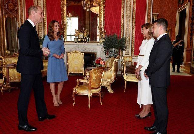 卡米拉|卡米拉真风光！一身翡翠绿抢了儿媳凯特风头，拎香奈儿包有王后范