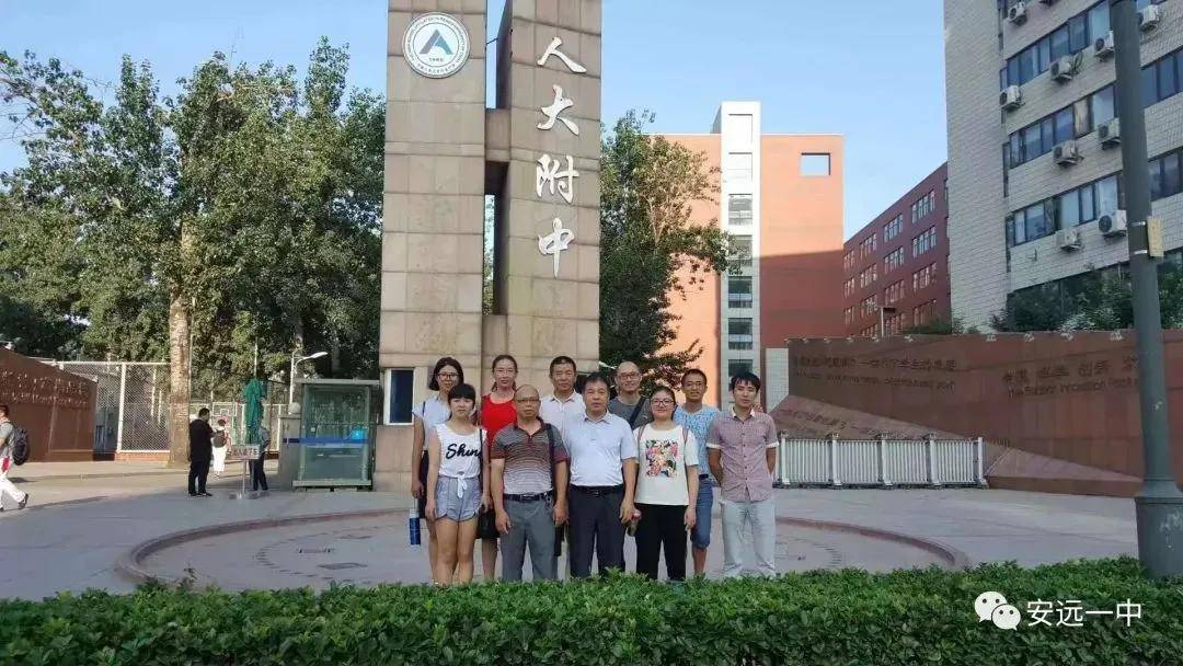 三尺讲台圆师梦 潜心钻研促教学——记安远一中优秀党员教师郑方相